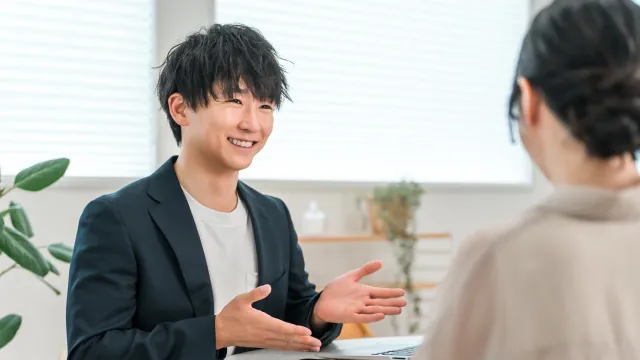スタッフに対面で説明する担当者。導入・定着段階のトレーニング